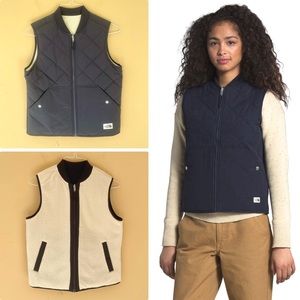 THE NORTH FACE Women’s Cuchillo Reversible Sherpa Vest in Aviator Navy